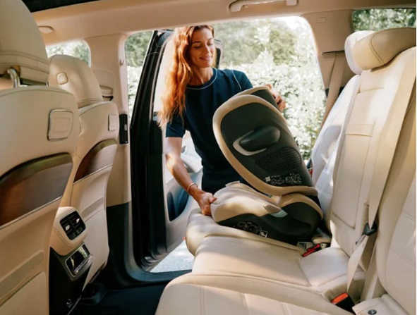 cybex-fotelik na bazie w samochodzie wypinanie