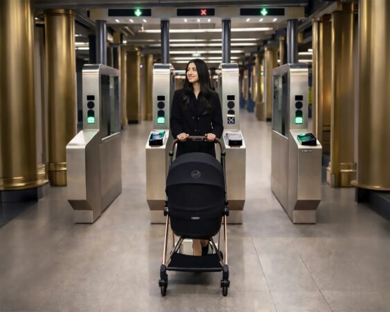 Elegancki wózek Cybex Mios 5.0 prowadzony przez stylowo ubranego rodzica w nowoczesnej przestrzeni miejskiej